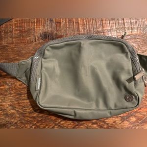 Lululemon belt bag 2L